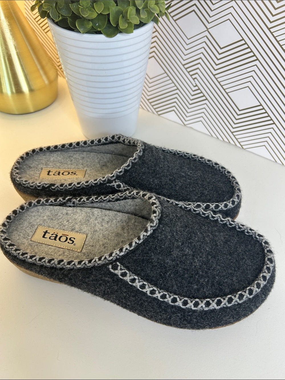 Taos wool clog slip on slippers/shoes-dark grey and brown-size US 9 EUR 40